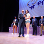 Marina Ramos recogió el trofeo como capitana del equipo